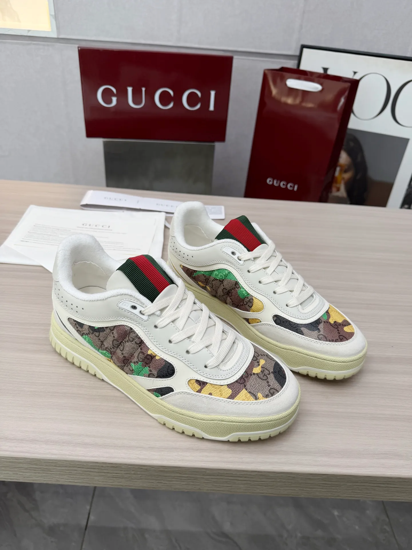 [G Home] P: 600💰 Men's Size: Men's 39-44 (45 custom-made) 🆕2025.GUCC Gucci original order quality The latest popular high and low top distressed couple sneakers series are shipped. Original purchase, development and production. This high and low top sneakers adopt a basketball-style silhouette design, cleverly integrated with hollow panels and distressed effects, showing unique ingenuity. The ingenuity incorporates brand logo details such as interlocking Double G styling accessories and Gucci lettering, a low-key tribute to the brand's design heritage. Exquisite packaging at the delivery counter 🛍📦 ▪️ Fabric: Original customized imported first-layer cowhide ▪️ Inner lining: Imported first-layer cowhide ▪️ Sole: Original molded two-color TPU sole ▪️ Sole thickness: 3cm